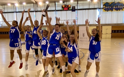 Eufòria nedadora aixecant el trofeu de campiones | AJ. Malgrat